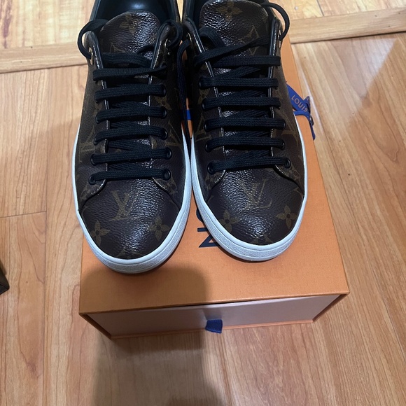 Luis Vuitton Sneakers - Picture 1 of 7